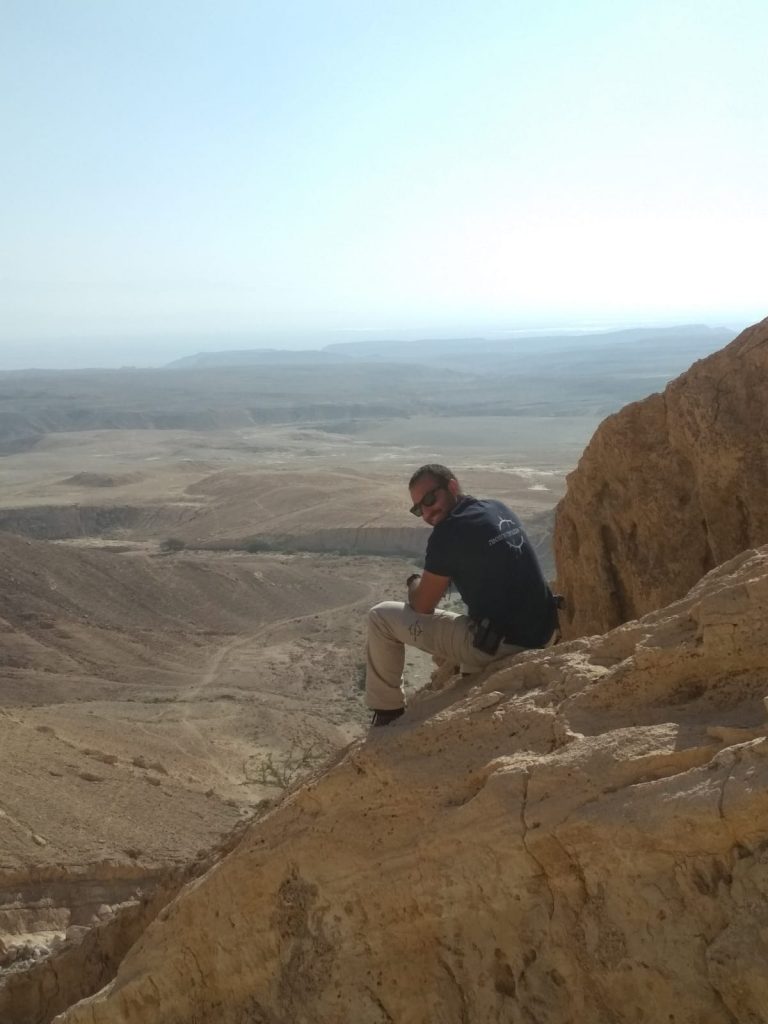 מאבטח טיולים בתצפית על המדבר